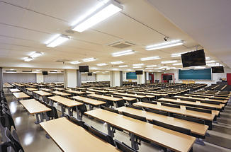 成田キャンパスで一番大きい講義室内の画像
