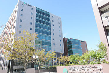 成田キャンパス医学部棟の外観画像：地上から