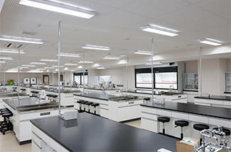 成田薬学部学生実習室内の画像