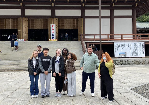 新勝寺で記念写真