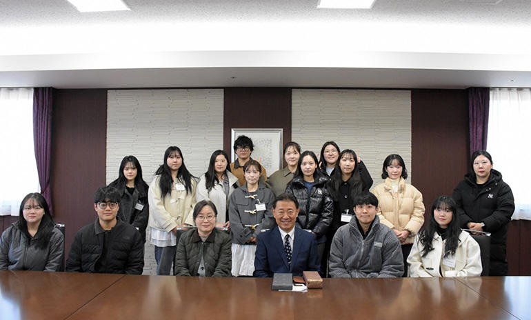建陽（コニャン）大学校の学生と鈴木学長の集合写真